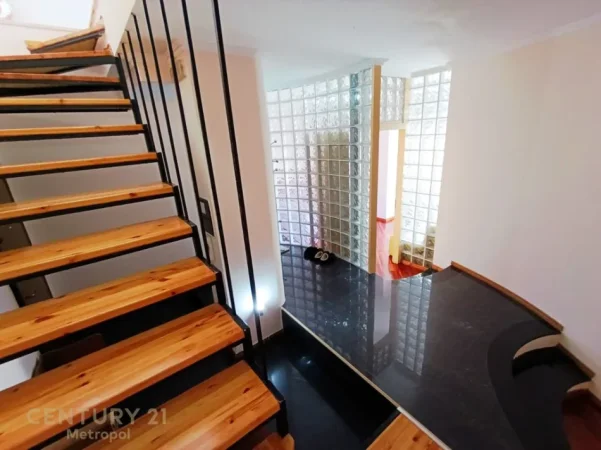 Tirane, jepet me qera apartament duplex 3+1+Ballkon Kati 8, 152 m² 1.300 € (Rruga e Elbasanit)