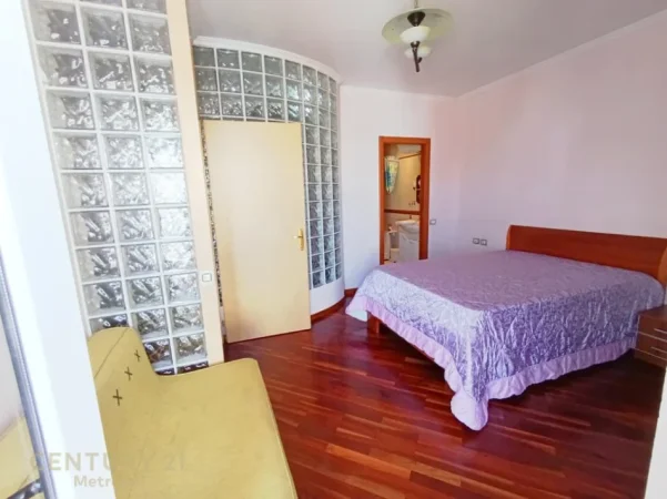 Tirane, jepet me qera apartament duplex 3+1+Ballkon Kati 8, 152 m² 1.300 € (Rruga e Elbasanit)