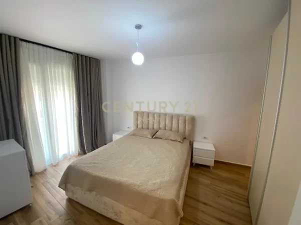 Tirane, jepet me qera apartament 2+1+Ballkon Kati 5, 110 m² 900 € (liqeni thate)