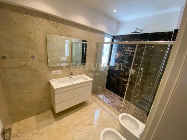 Tirane, jepet me qera apartament 2+1+Ballkon Kati 5, 110 m² 900 € (liqeni thate)