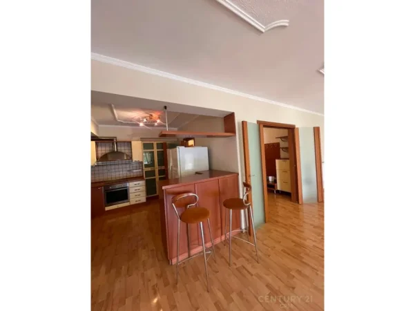 Tirane, jepet me qera apartament 3+1 Kati 4, 158 m² 2.000 € (Stadiumi Air Albania)