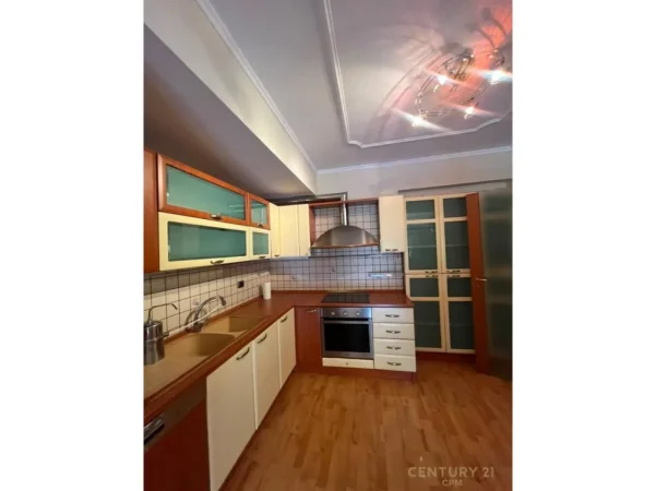 Tirane, jepet me qera apartament 3+1 Kati 4, 158 m² 2.000 € (Stadiumi Air Albania)