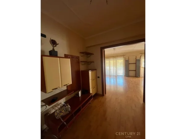 Tirane, jepet me qera apartament 3+1 Kati 4, 158 m² 2.000 € (Stadiumi Air Albania)
