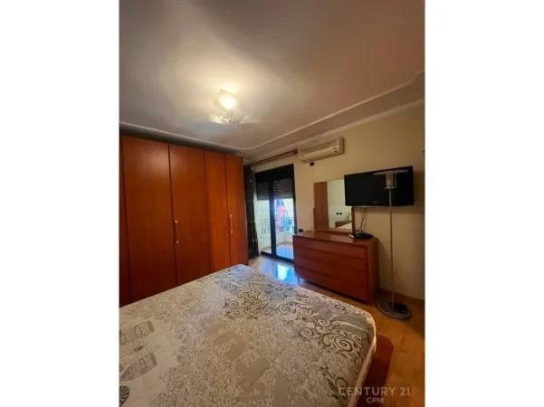 Tirane, jepet me qera apartament 3+1 Kati 4, 158 m² 2.000 € (Stadiumi Air Albania)