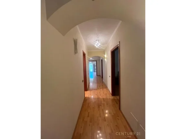 Tirane, jepet me qera apartament 3+1 Kati 4, 158 m² 2.000 € (Stadiumi Air Albania)