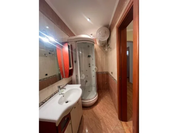 Tirane, jepet me qera apartament 3+1 Kati 4, 158 m² 2.000 € (Stadiumi Air Albania)