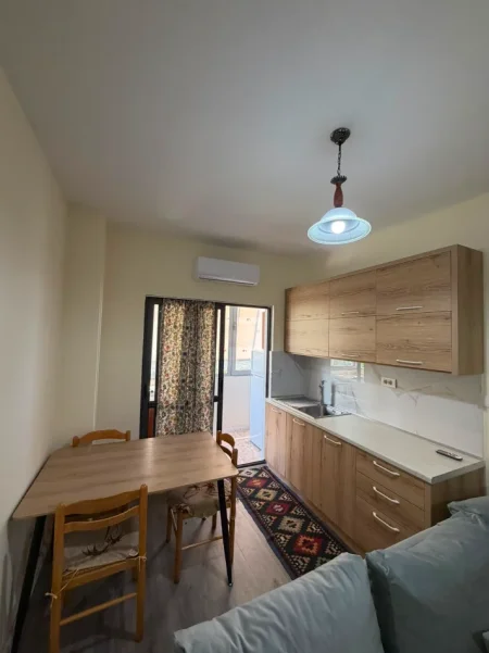 Tirane, jepet me qera apartament 1+1+Ballkon Kati 5, 65 m² 450 € 