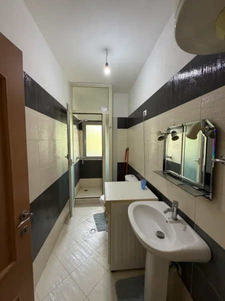 Tirane, jepet me qera apartament 1+1+Ballkon Kati 5, 65 m² 450 € 