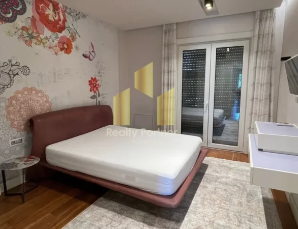 Tirane, shitet apartament 3+1 , 230 m² 700.000 € 