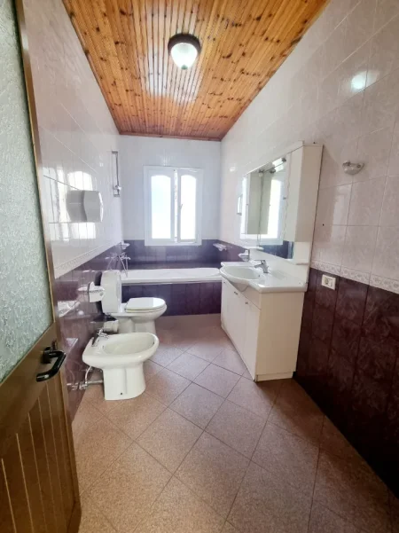 Tirane, jepet me qera Vile Vile 3 Katshe , 294 m² 1.200 € 