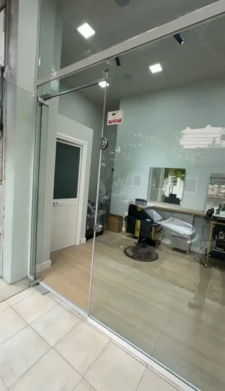 Tirane, shitet ambjent biznesi Kati 1, 24 m² 145.000 € (Rruga e Barrikadave)
