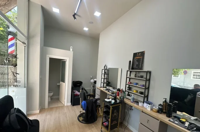 Tirane, shitet ambjent biznesi Kati 1, 24 m² 145.000 € (Rruga e Barrikadave)