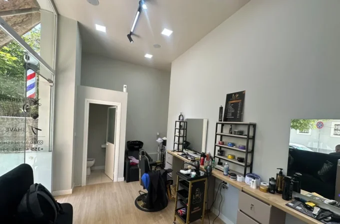 Tirane, shitet ambjent biznesi Kati 1, 24 m² 145.000 € (Rruga e Barrikadave)
