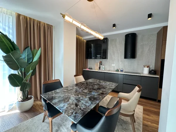 Tirane, jepet me qera apartament 3+1+Ballkon Kati 7, 160 m² 3.200 € 
