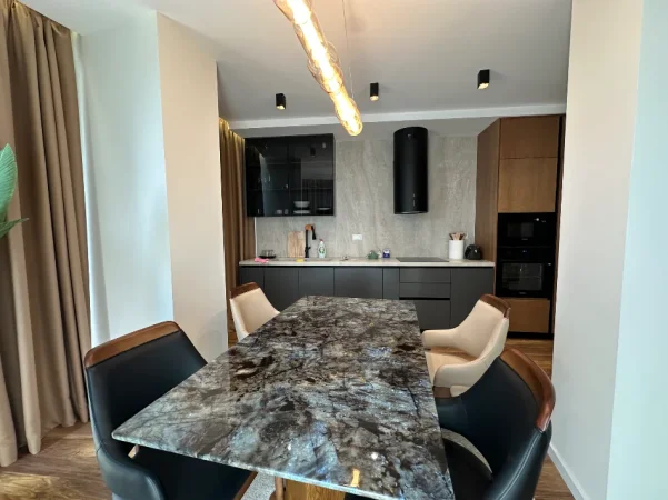 Tirane, jepet me qera apartament 3+1+Ballkon Kati 7, 160 m² 3.200 € 