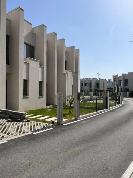 Tirane, jepet me qera apartament 2+1 Kati 1, 440 m² 2200 € (Green Valley)