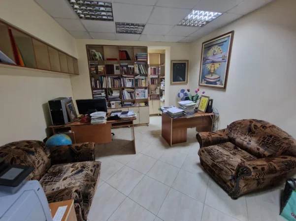 Tirane, jepet me qera zyre Kati 0, 35 m² 450 € (Ministria e Drejtesis)
