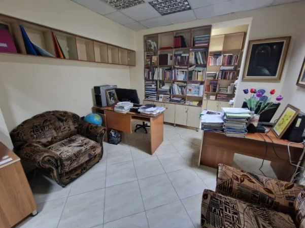 Tirane, jepet me qera zyre Kati 0, 35 m² 450 € (Ministria e Drejtesis)