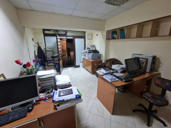 Tirane, jepet me qera zyre Kati 0, 35 m² 450 € (Ministria e Drejtesis)