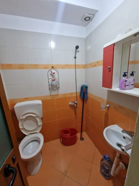 Tirane, jepet me qera zyre Kati 0, 35 m² 450 € (Ministria e Drejtesis)