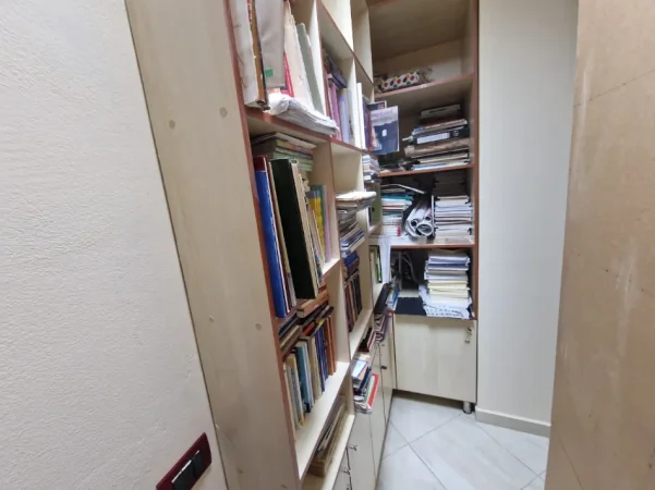 Tirane, jepet me qera zyre Kati 0, 35 m² 450 € (Ministria e Drejtesis)