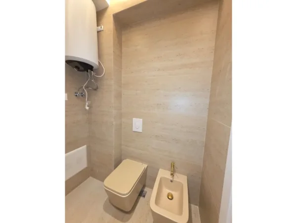 Tirane, jepet me qera apartament 1+1 Kati 1, 55 m² 700 € 