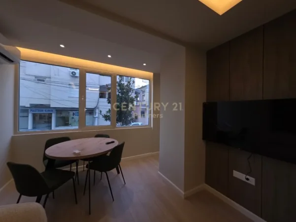 Tirane, jepet me qera apartament 1+1 Kati 1, 55 m² 700 € 