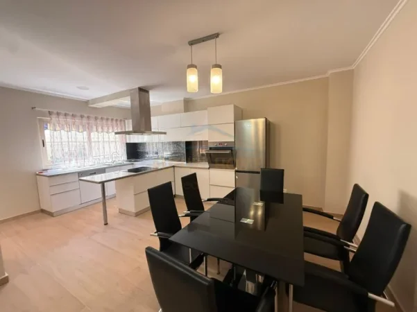 Tirane, jepet me qera apartament 2+1+Ballkon Kati 4, 110 m² 800 € (Komuna e Parisit)