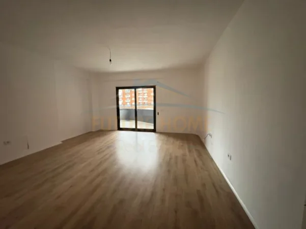 Tirane, jepet me qera apartament 2+1+Ballkon Kati 1, 119 m² 600 € (Unaza e Re)