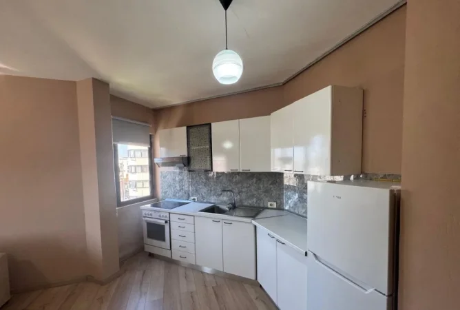 Tirane, jepet me qera apartament 1+1 Kati 4, 65 m² 500 € (Ish Stacion Treni)