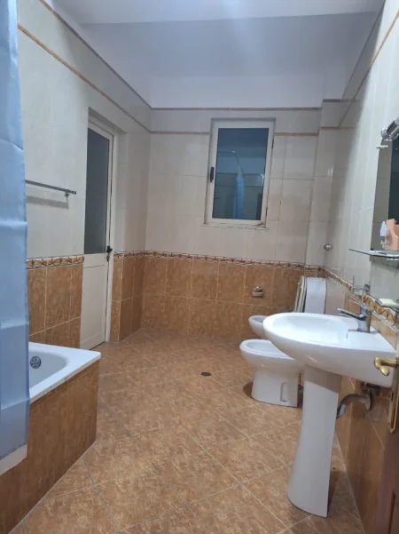 Tirane, jepet me qera 1+1 Kati 2, 110 m² (KODRA E DIELLIT)