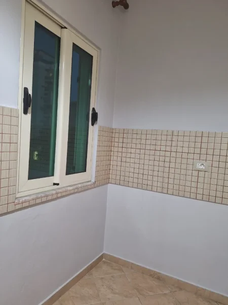 Tirane, jepet me qera 1+1 Kati 2, 110 m² (KODRA E DIELLIT)