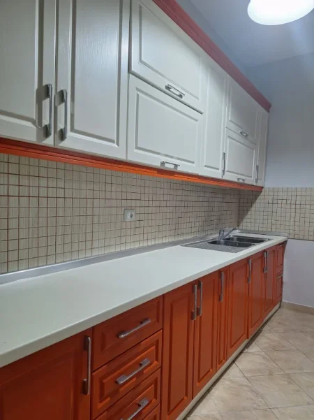 Tirane, jepet me qera 1+1 Kati 2, 110 m² (KODRA E DIELLIT)