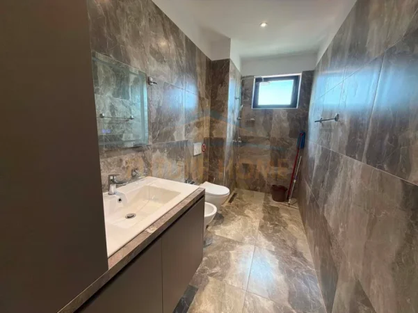 Tirane, jepet me qera apartament 1+1+Ballkon Kati 8, 65 m² 600 € (Unaza e Re)