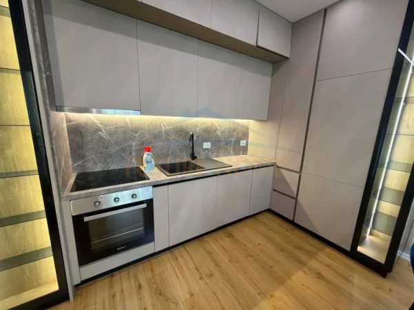 Tirane, jepet me qera apartament 1+1+Ballkon Kati 8, 65 m² 600 € (Unaza e Re)