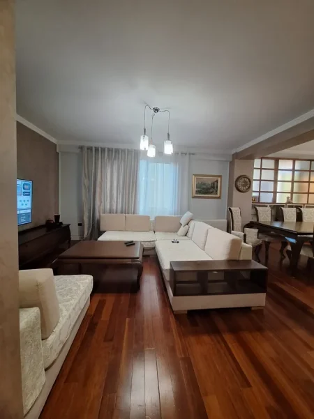 Tirane, jepet me qera apartament 3+1 Kati 3, 160 m² 1.700 € (bllok)