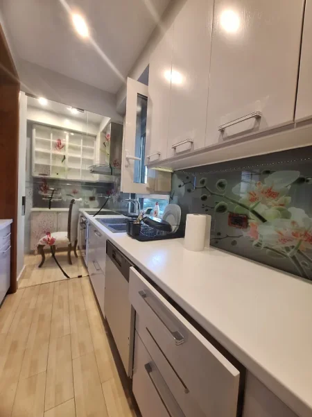 Tirane, jepet me qera apartament 3+1 Kati 3, 160 m² 1.700 € (bllok)