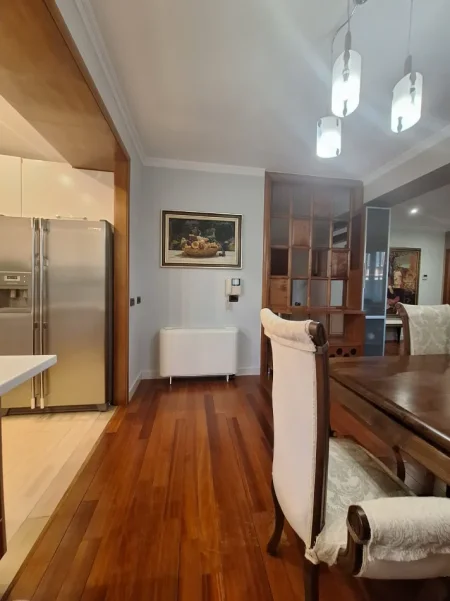 Tirane, jepet me qera apartament 3+1 Kati 3, 160 m² 1.700 € (bllok)
