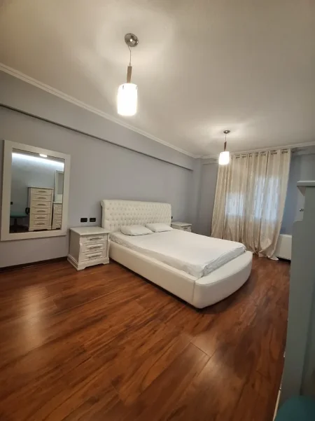 Tirane, jepet me qera apartament 3+1 Kati 3, 160 m² 1.700 € (bllok)