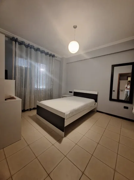 Tirane, jepet me qera apartament 3+1 Kati 3, 160 m² 1.700 € (bllok)