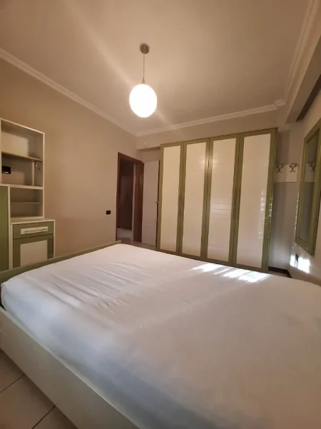 Tirane, jepet me qera apartament 3+1 Kati 3, 160 m² 1.700 € (bllok)
