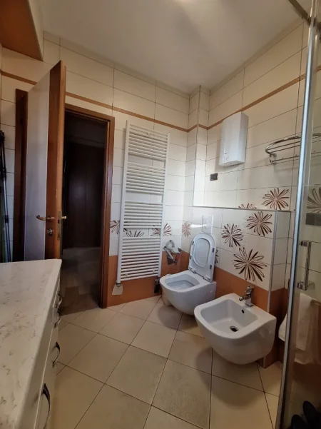 Tirane, jepet me qera apartament 3+1 Kati 3, 160 m² 1.700 € (bllok)
