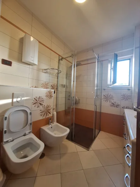 Tirane, jepet me qera apartament 3+1 Kati 3, 160 m² 1.700 € (bllok)