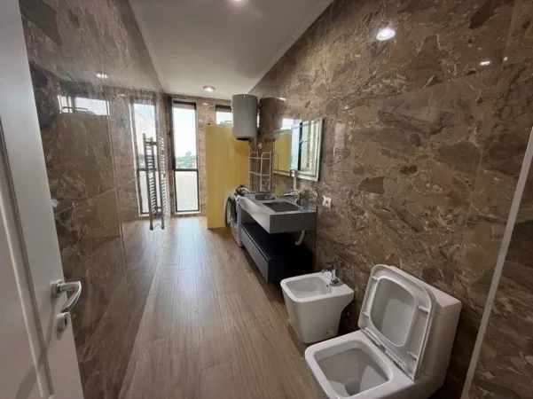 Tirane, shitet apartament 2+1+Ballkon Kati 2, 124 m² 305.000 € (Liqeni i Thate)