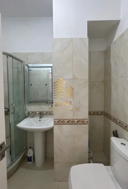 Tirane, jepet me qera apartament 1+1+Ballkon Kati 4, 70 m² 800 € (Rruga e Kavajes)