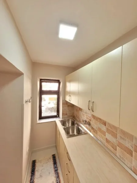 Tirane, jepet me qera apartament 2+1 Kati 2, 76 m² 650 € (Rruga Myslym Shyri)