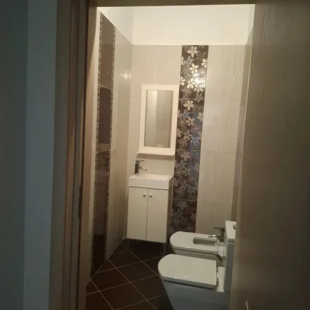 Tirane, jepet me qera apartament 2+1 Kati 3, 127 m² 450 € (Fresku)