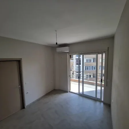 Tirane, jepet me qera apartament 2+1 Kati 3, 127 m² 450 € (Fresku)