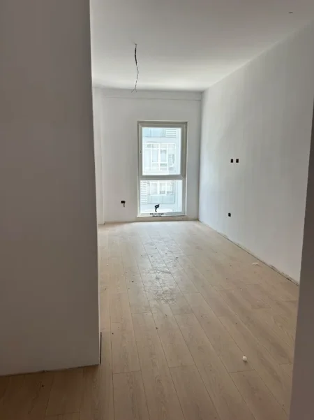 Tirane, jepet me qera zyre Kati 3, 110 m² 1.000 € (KOMUNA E PARISIT)