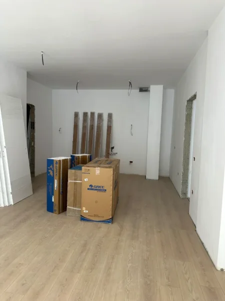 Tirane, jepet me qera zyre Kati 3, 110 m² 1.000 € (KOMUNA E PARISIT)